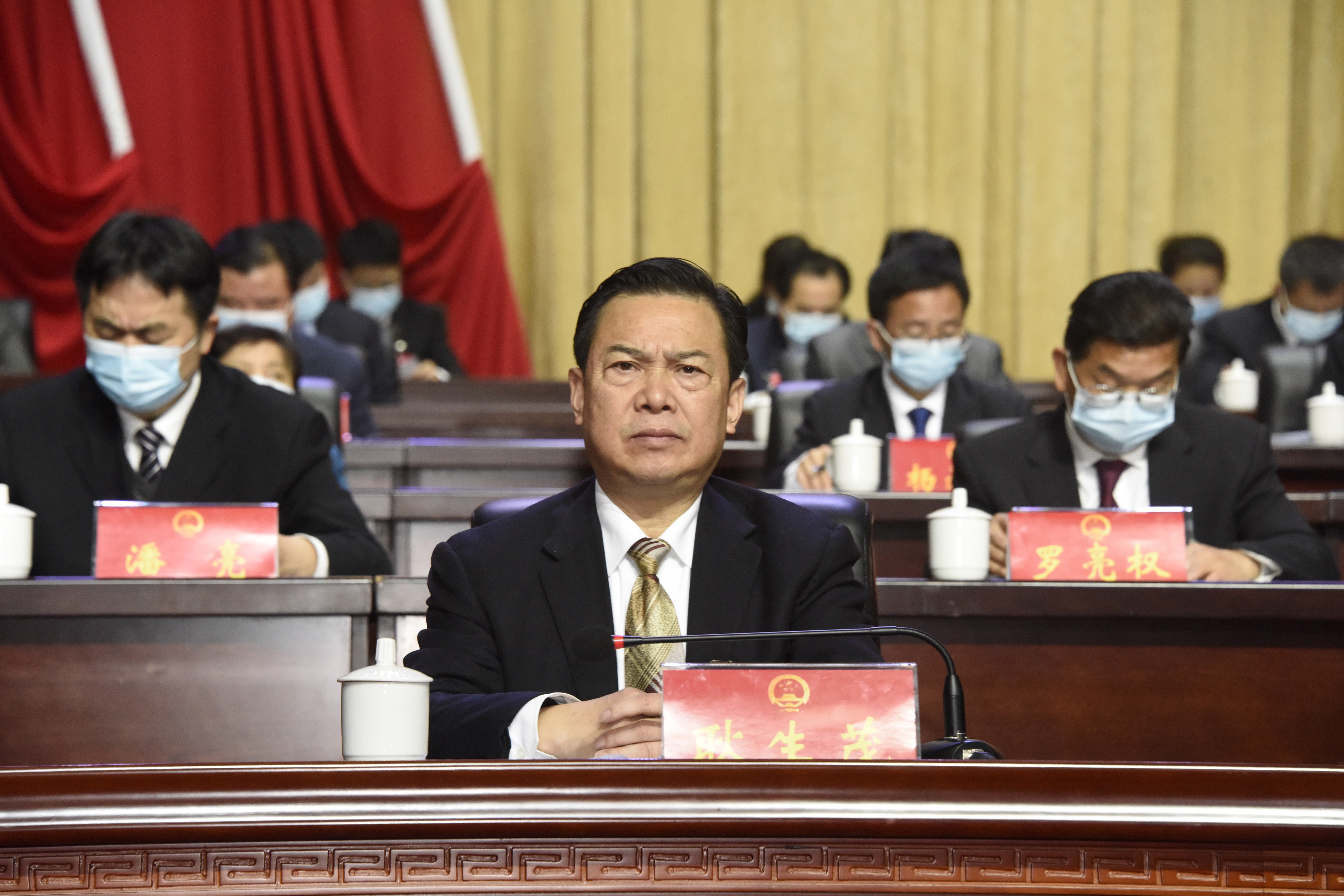 州十四届人大五次会议举行第二次全体会议