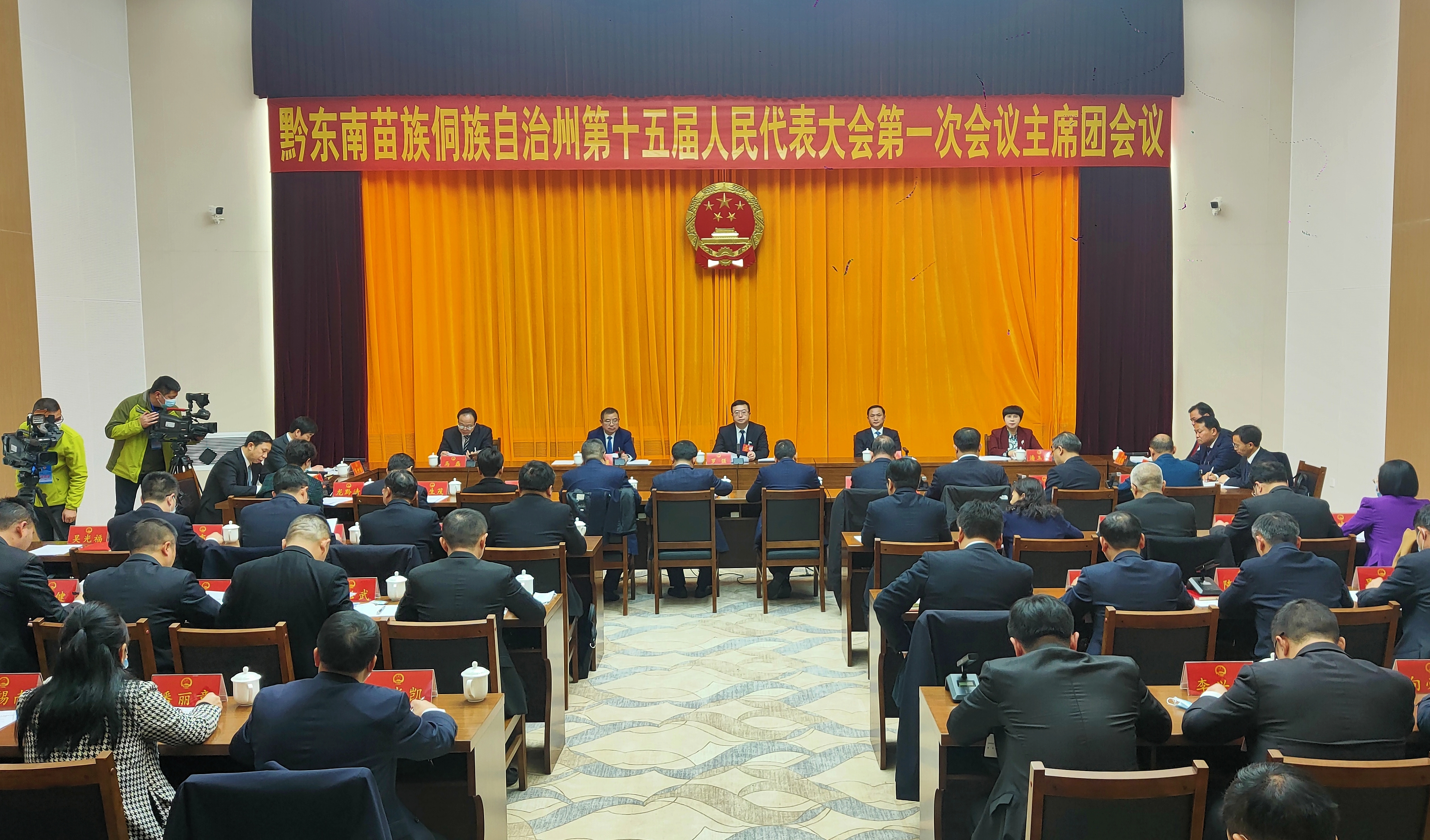 州十五届人大一次会议主席团举行第五次会议