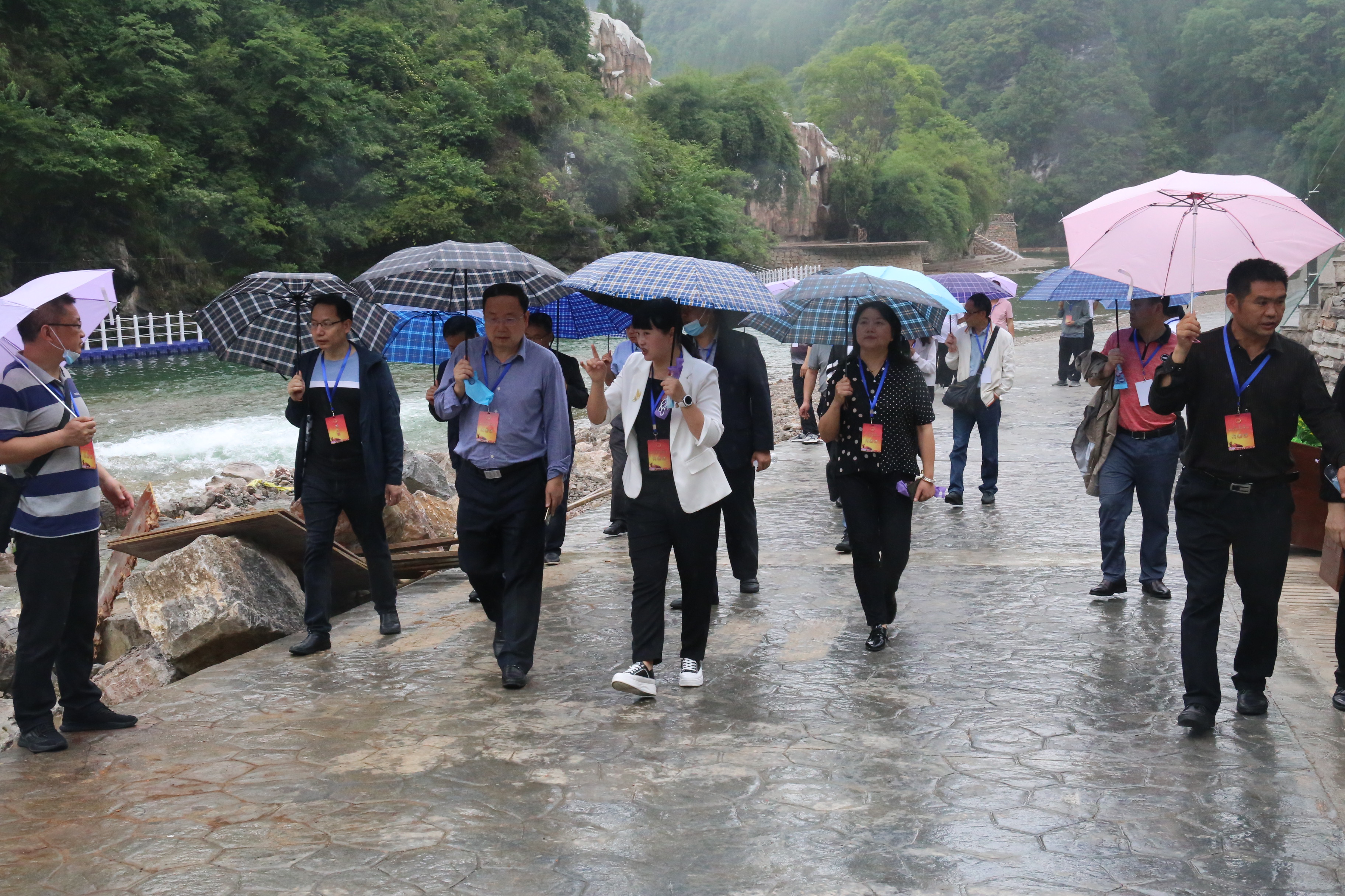 施秉：组织县人大代表集中视察旅游基础设施建设工作